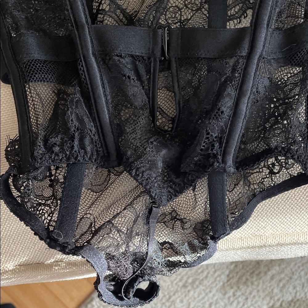 Victoria’s Secret Elegant Black Lace Bodysuit Size XS - Picture 4 of 9
